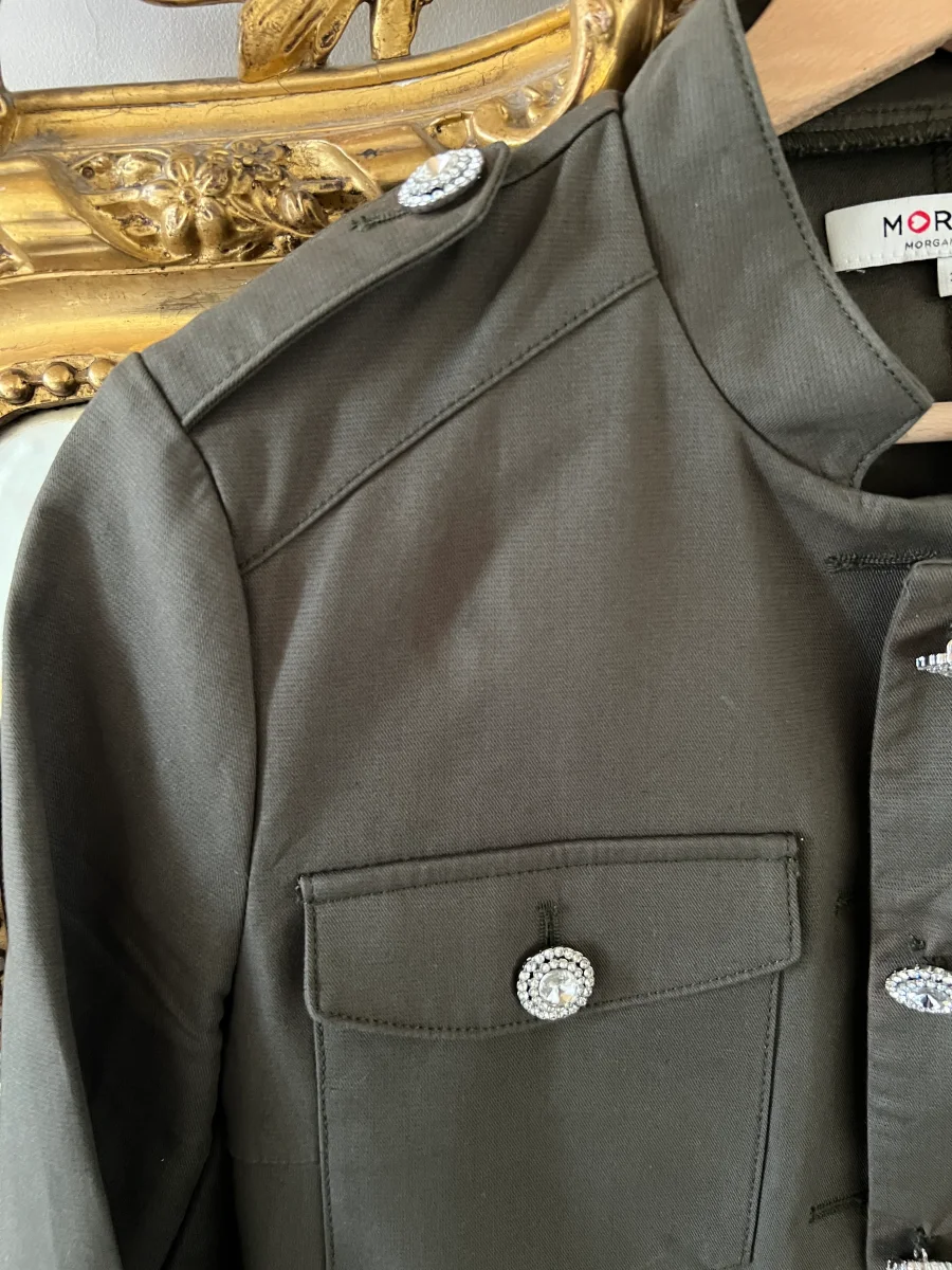 Aurianne Sinacola - Morgan Veste kaki boutons diamants – Image 6
