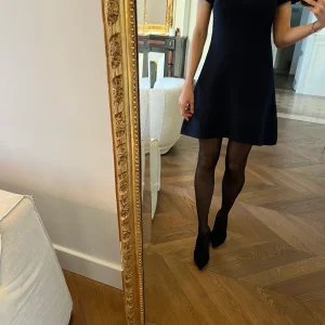 Aurianne Sinacola - Sandro Robe bleu marine col froufrou