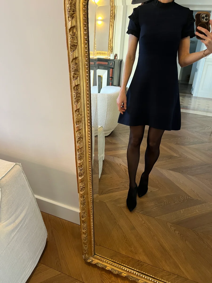 Aurianne Sinacola - Sandro Robe bleu marine col froufrou – Image 2