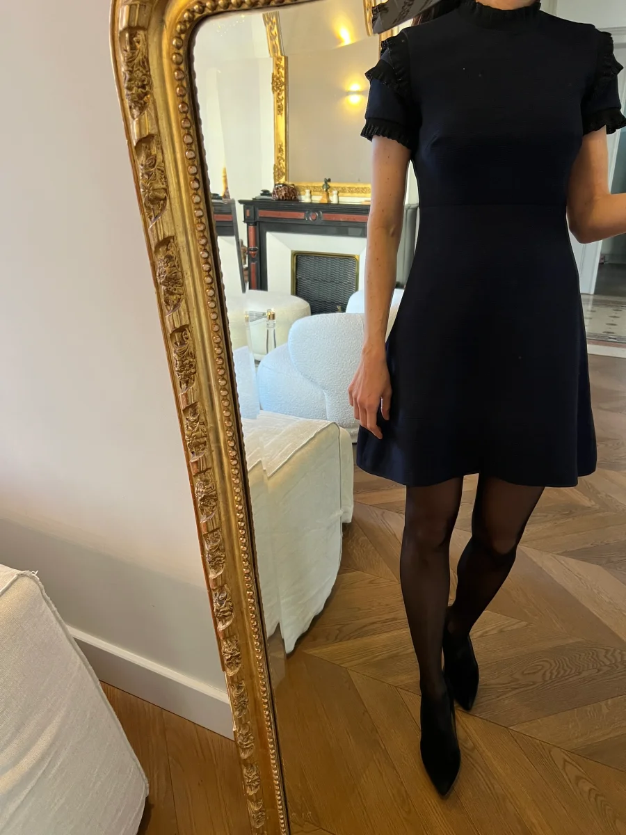 Aurianne Sinacola - Sandro Robe bleu marine col froufrou – Image 3