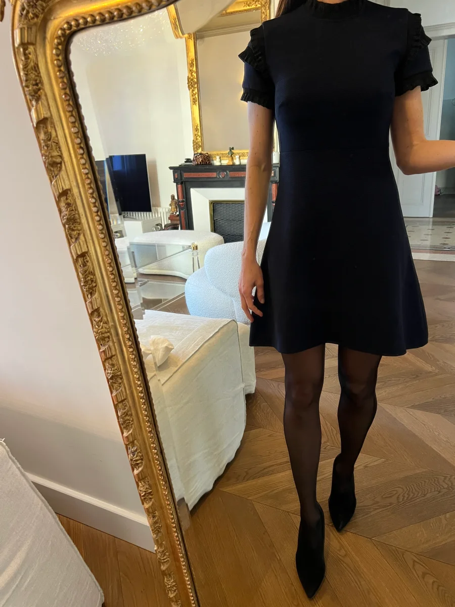 Aurianne Sinacola - Sandro Robe bleu marine col froufrou – Image 4