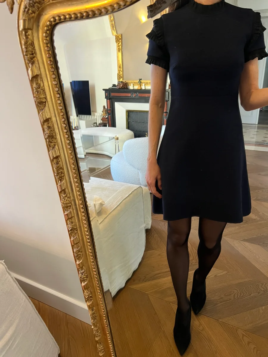 Aurianne Sinacola - Sandro Robe bleu marine col froufrou – Image 5