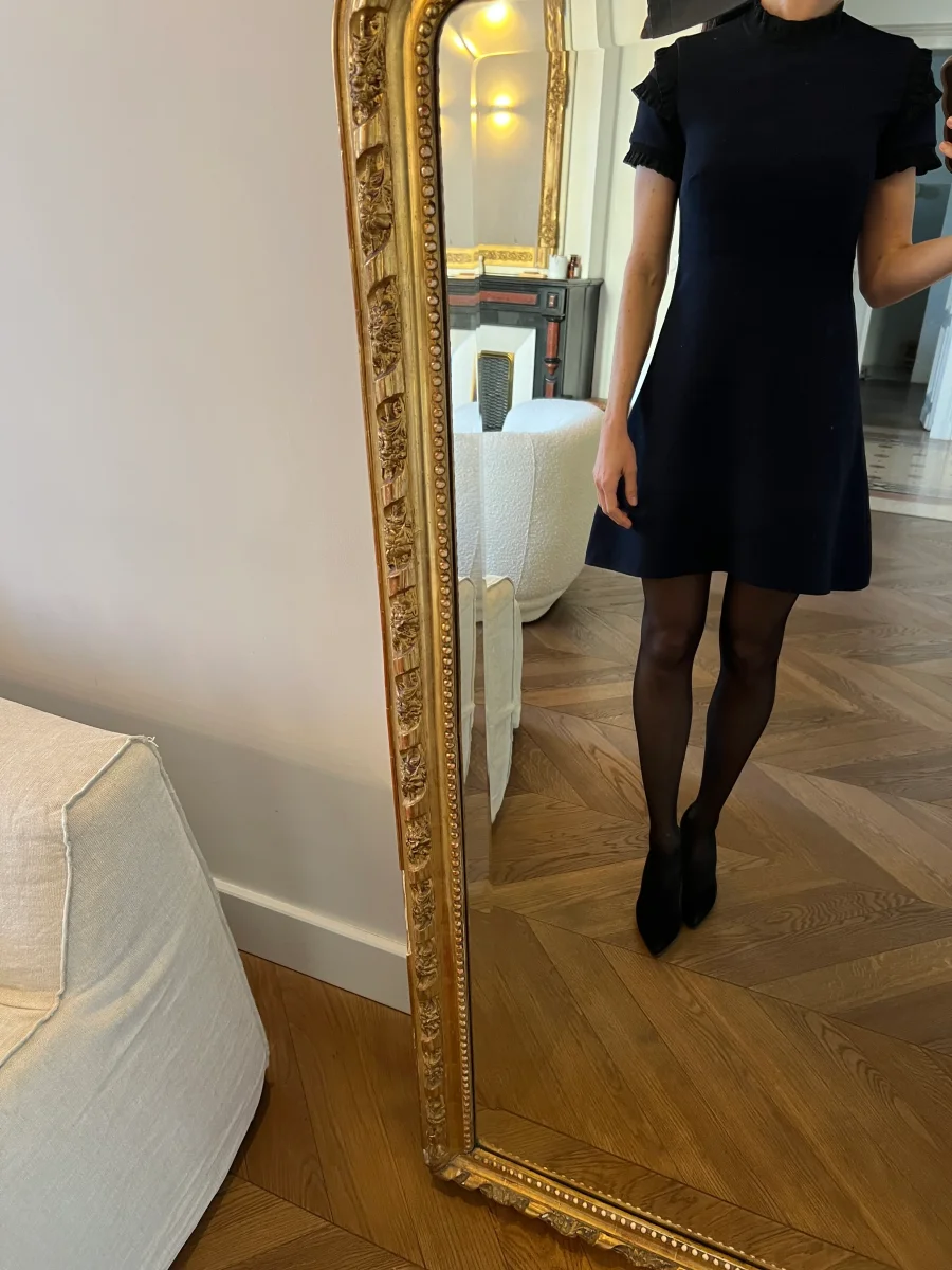 Aurianne Sinacola - Sandro Robe bleu marine col froufrou – Image 7