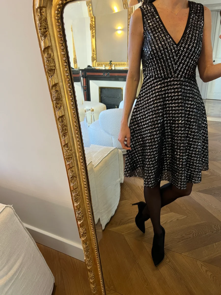 Aurianne Sinacola - Sandro Robe pailletée col V – Image 3