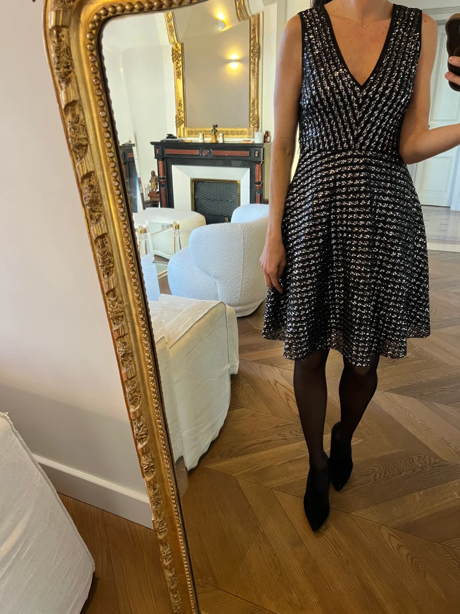 Aurianne Sinacola - Sandro Robe pailletée col V – Image 4