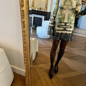 Noémie Lenoir Robe H&M Conscious Exclusive irisée