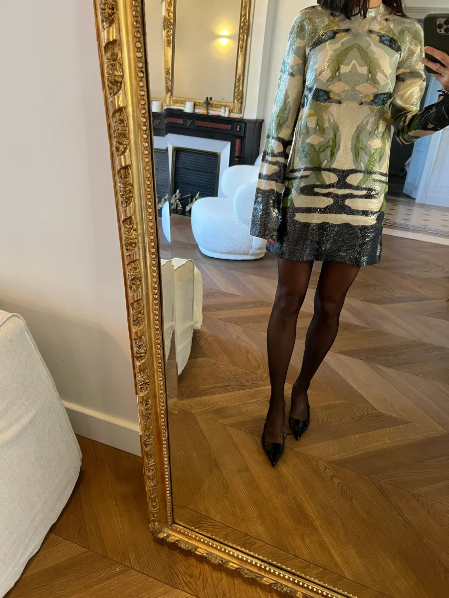 Noémie Lenoir Robe H&M Conscious Exclusive irisée – Image 3