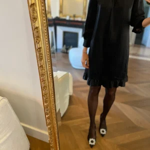 Noémie Lenoir Robe Noire en soie Cynthia Rowley