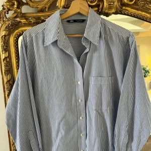 Zara - Chemise à rayures fines