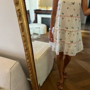 Robe Sézane brodée avec des fleurs