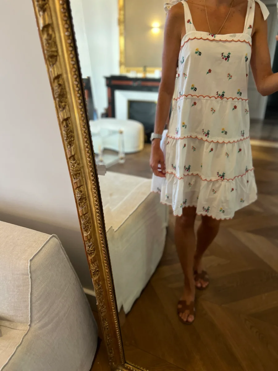 Robe Sézane brodée avec des fleurs – Image 2