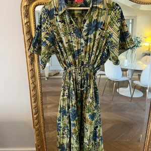 By Suria - Robe longue verte à rayures et motifs