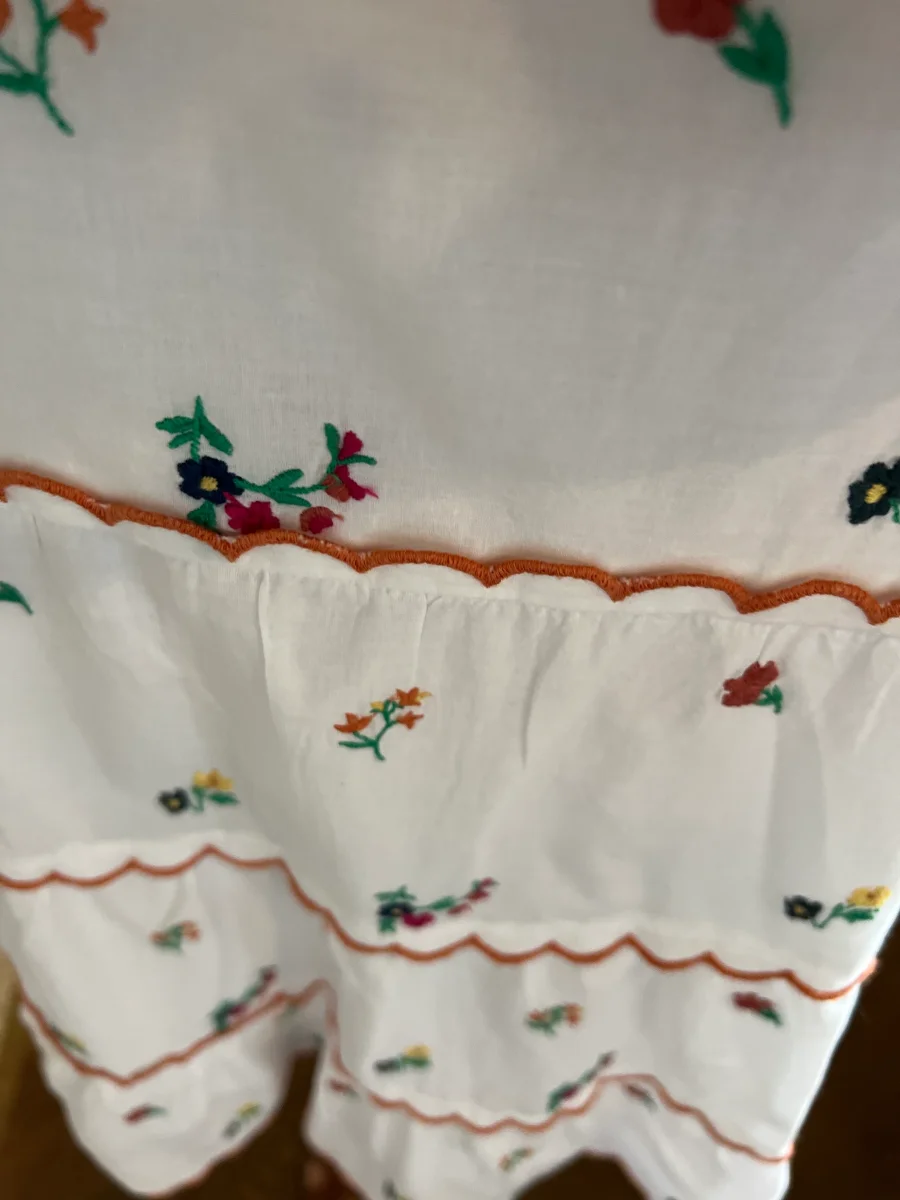 Robe Sézane brodée avec des fleurs – Image 9