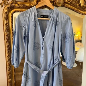 Zara - Robe bleue brodée