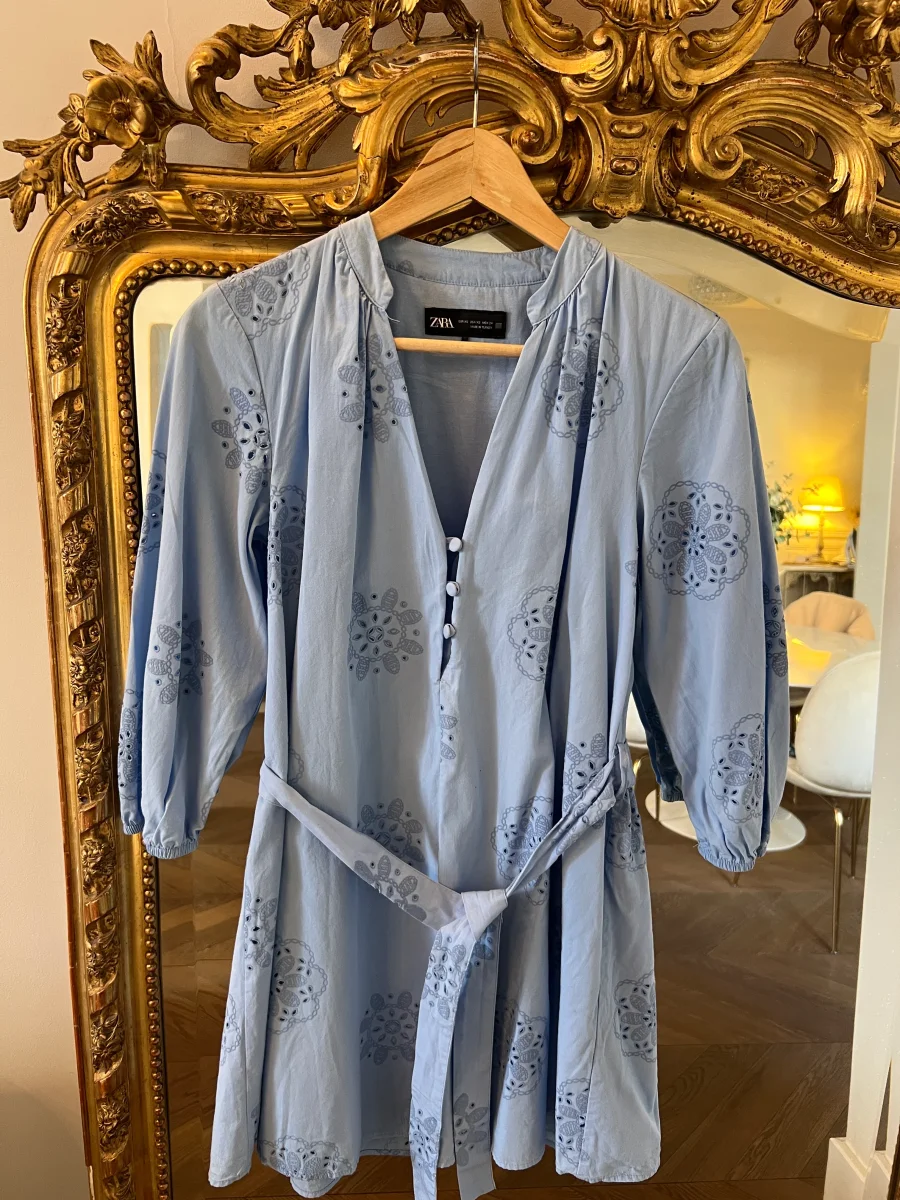 Zara - Robe bleue brodée