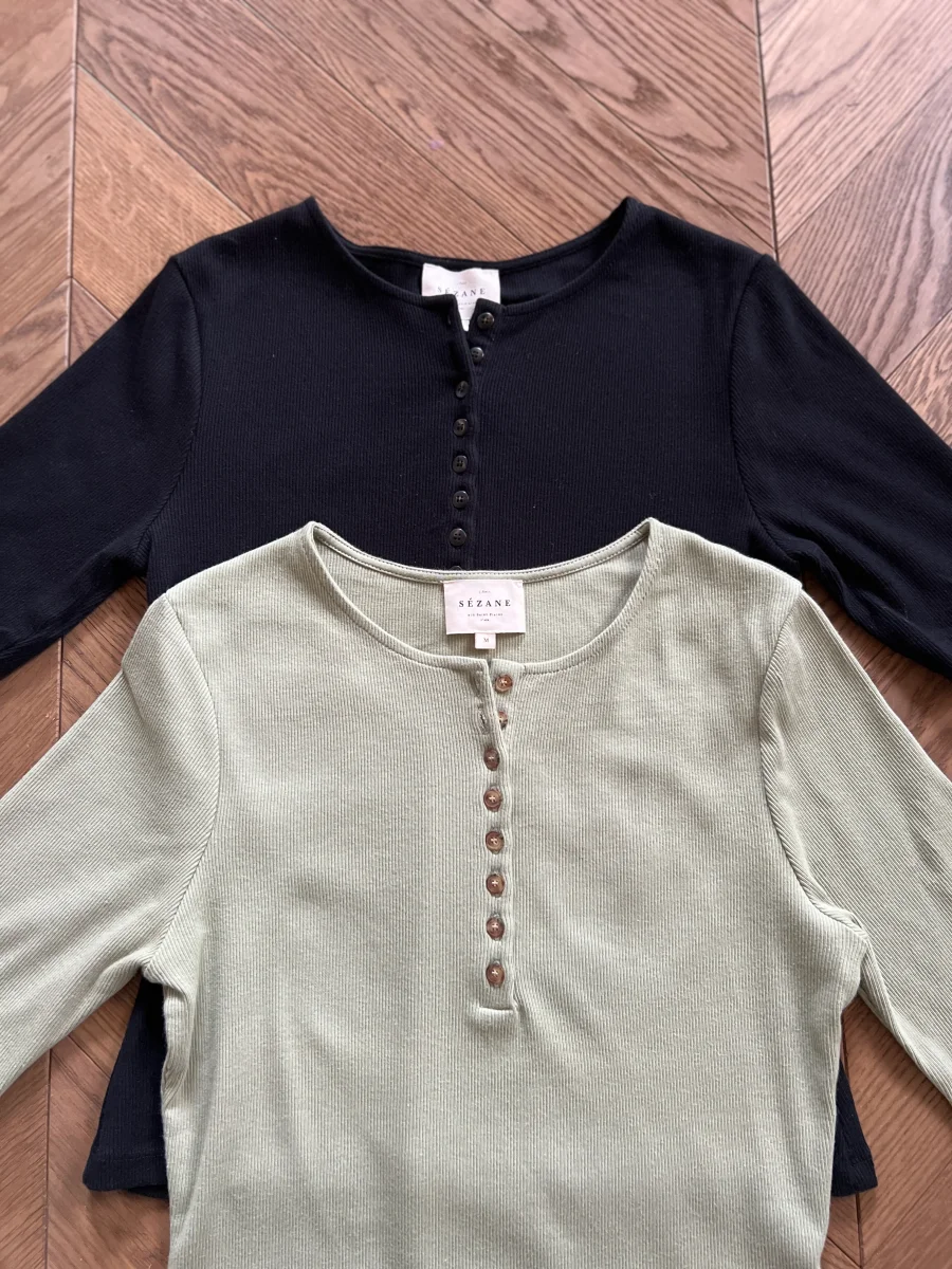 Lot de 2 T-shirts Sézane boutons kaki et noir – Image 4
