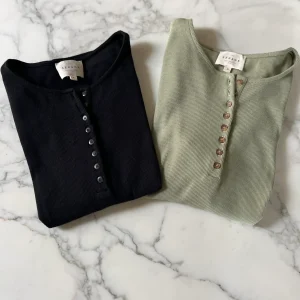 Lot de 2 T-shirts Sézane boutons kaki et noir