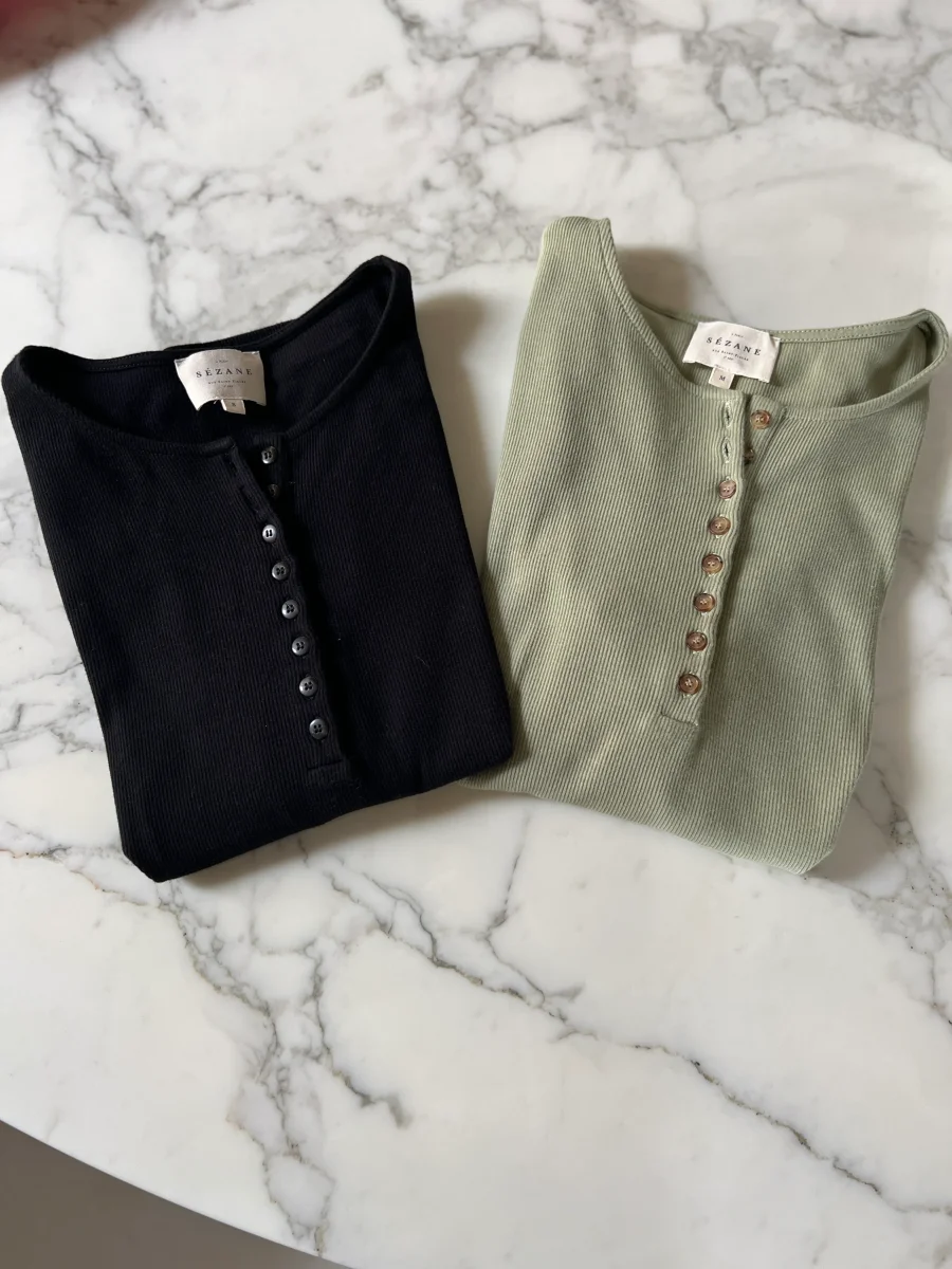 Lot de 2 T-shirts Sézane boutons kaki et noir