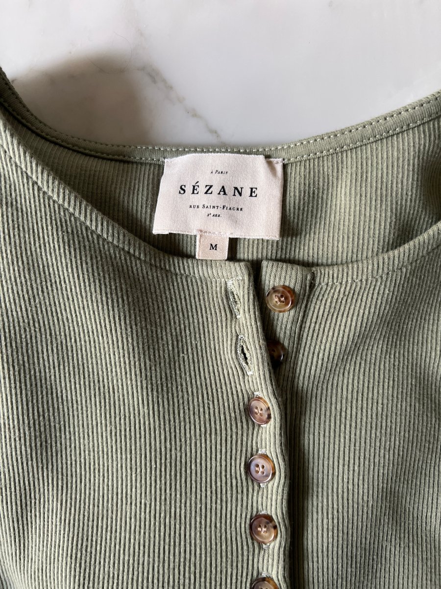 Lot de 2 T-shirts Sézane boutons kaki et noir – Image 9