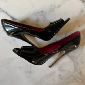 Noémie Lenoir Escarpins vernis noir interieur framboise