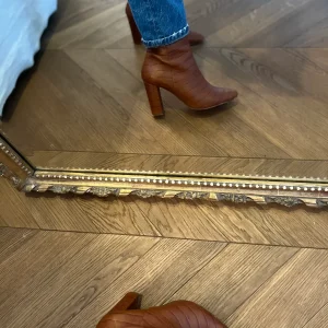 Bottines Sézane camel croco à talons