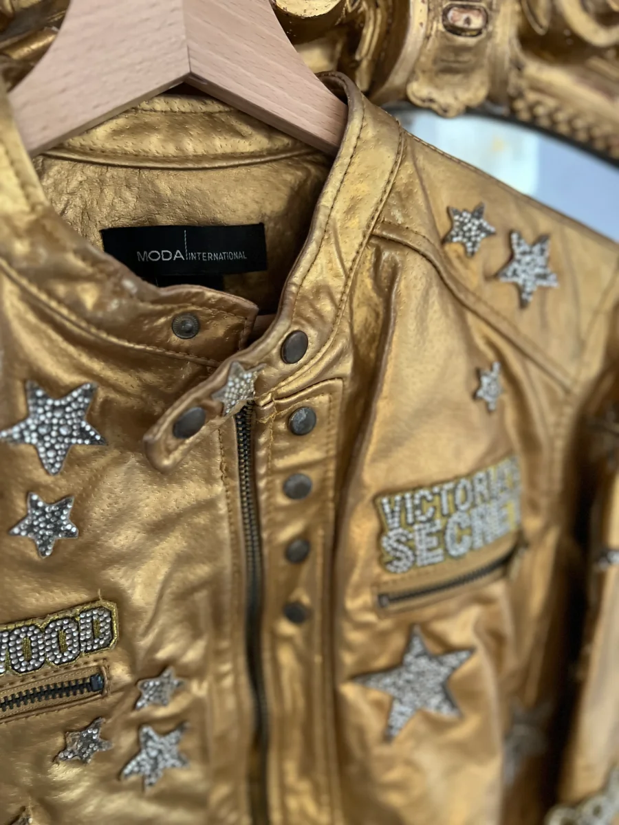 Noémie Lenoir Veste Victoria Secret Collector or – Image 3