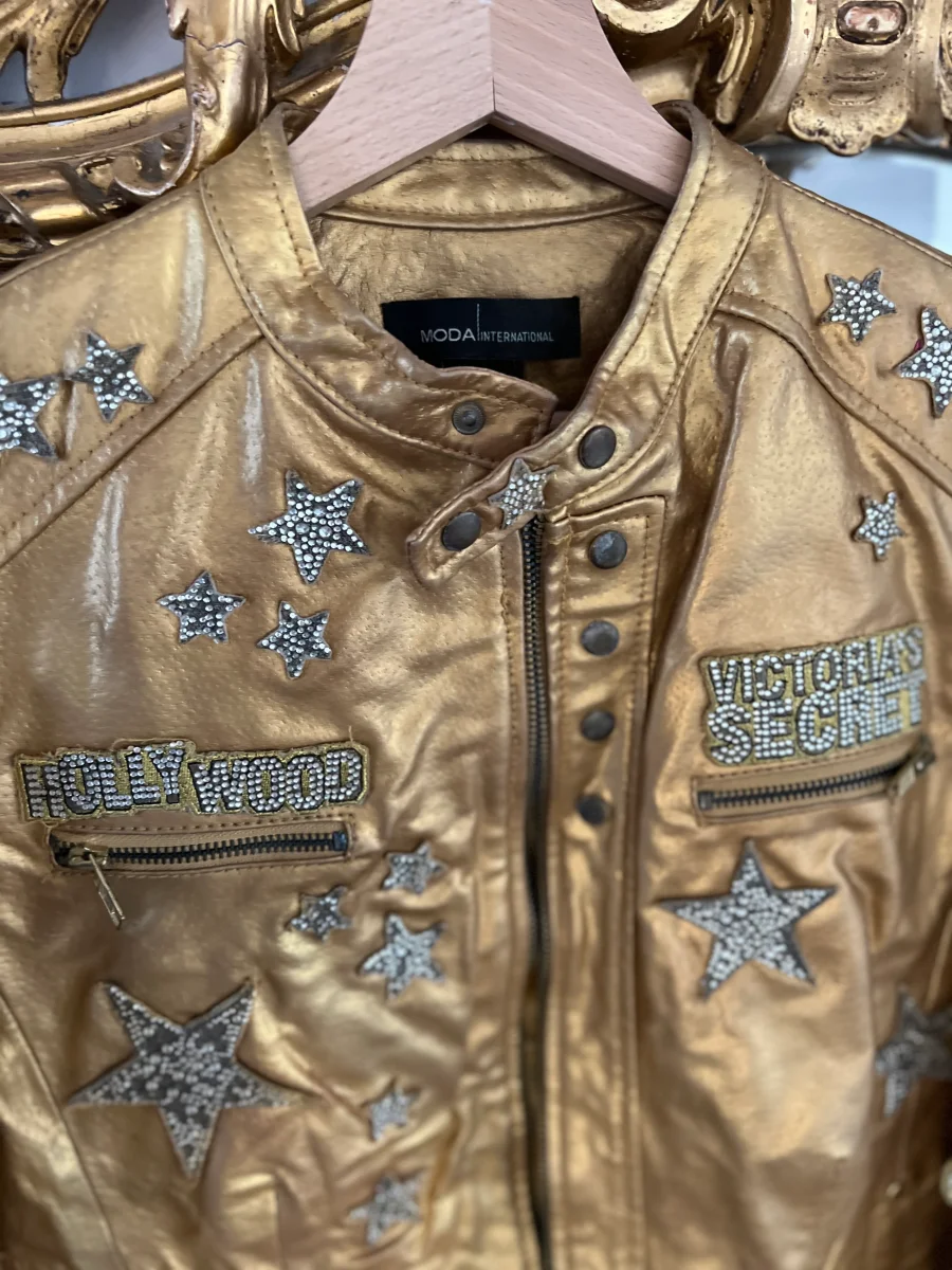 Noémie Lenoir Veste Victoria Secret Collector or – Image 4