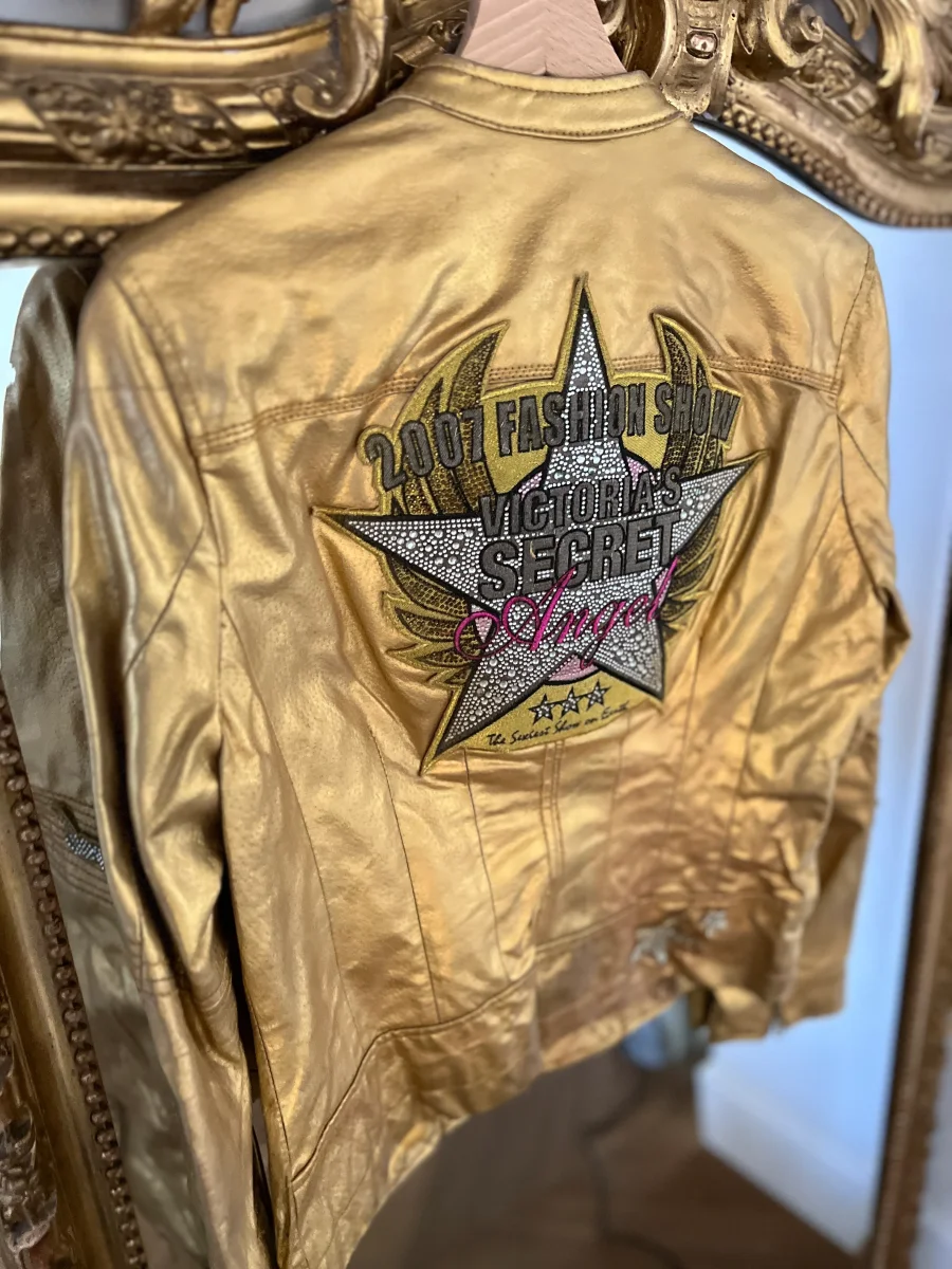 Noémie Lenoir Veste Victoria Secret Collector or – Image 5
