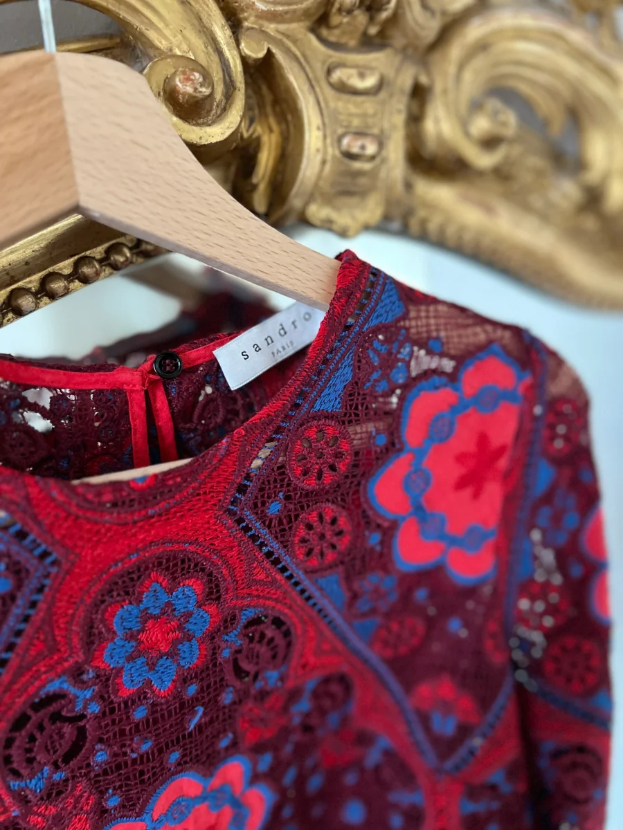 Blouse brodée Sandro rouge et bleue – Image 6