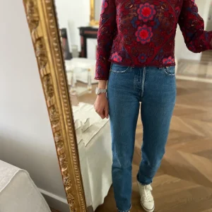 Blouse brodée Sandro rouge et bleue