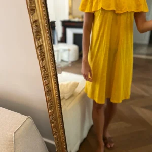 Robe Ba&sh jaune portée épaules