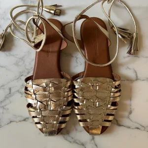 Sandales dorées Couleur Poupre