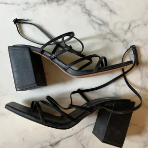 Ariane Brodier Sandales Zara noires à talons