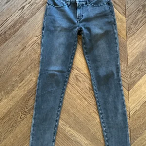 Jean Levis Mid Rise skinny gris