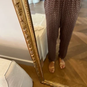 Pantalon Topolina satiné motifs fleurs