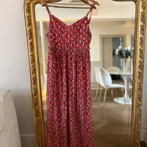 Robe Atelier Evène longue à bretelles à fleurs rouges