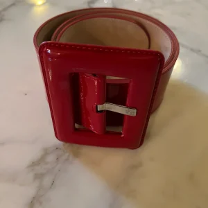 Ceinture Dior rouge vernis