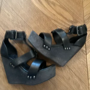 Sandales noires Compensées AllSaints