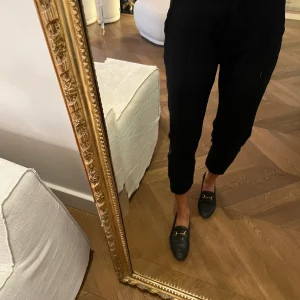 Sandro - Pantalon noir classique liseret taille