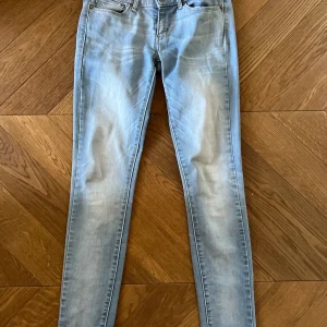 Jean Levis skinny bleu ciel
