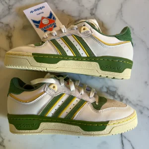 Adidas - Baskets Rivalry 86 beige et verte