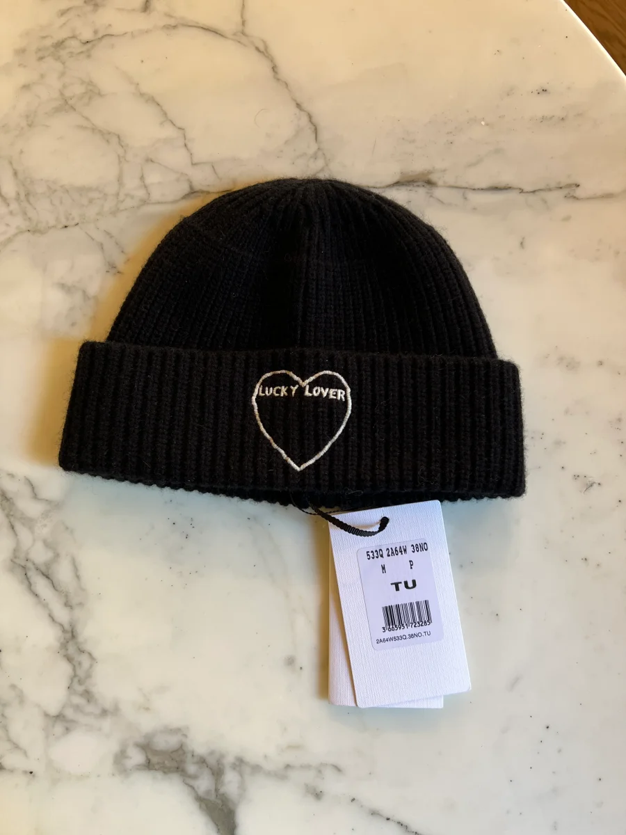 Céline - Bonnet en laine Neuf noire Lucky Lover – Image 2