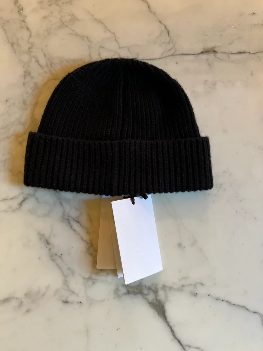 Céline - Bonnet en laine Neuf noire Lucky Lover – Image 4