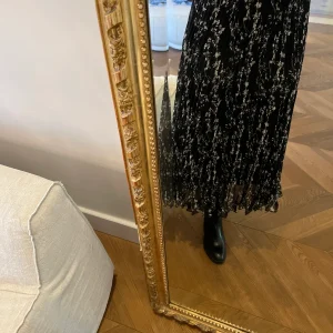 Ba&sh- Jupe plissée noir à fleurs beige