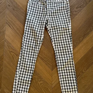 Noémie Lenoir Pantalon slim Zara à motifs