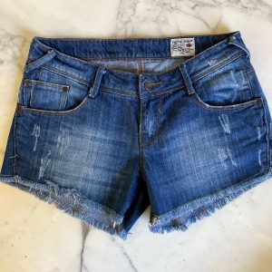 Noémie Lenoir Short en jean Deby Debo