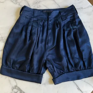 Noémie Lenoir Short Marc by Marc Jacob en soie bleu nuit