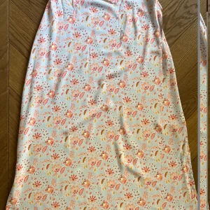 Jupe Balzac Paris mi-longue à fleurs