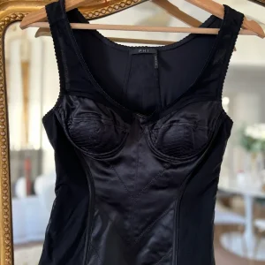 Noémie Lenoir Haut Phi noir satiné