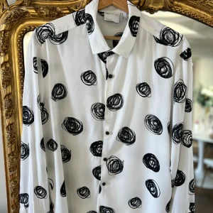 Noémie Lenoir Chemise Asos Design blanc à ronds noirs